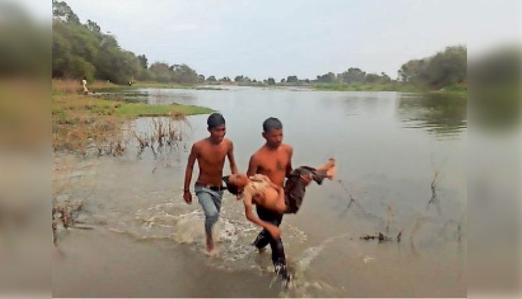 విషాదం.. చెరువులో స్నానానికి వెళ్లి నలుగురు పిల్లల మృతి