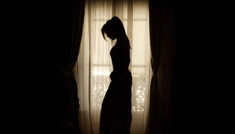 భార్య‌ను మూడో అంత‌స్థు పైనుంచి తోసేసిన భ‌ర్త‌