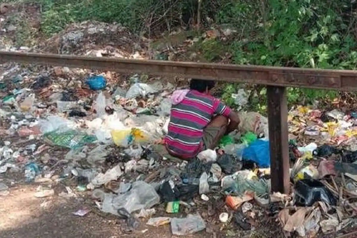 కర్ణాటకలో లాక్డౌన్.. బుక్కెడు బువ్వ కోసం చెత్తకుప్పలో వెతుకులాట