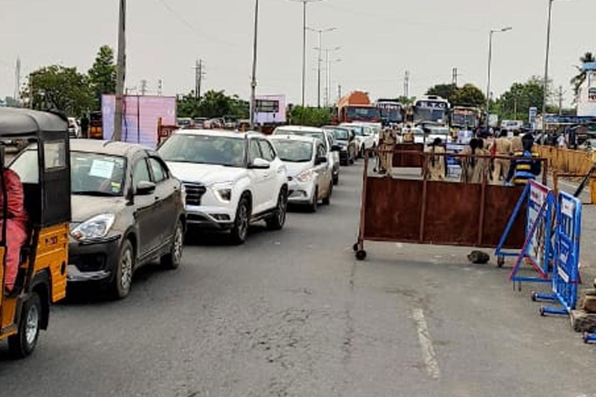 సరిహద్దు చెక్‌పోస్టుల వద్ద భారీగా నిలిచిన వాహనాలు