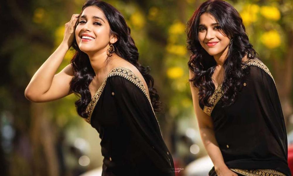 Anchor Rashmi Gautam Sizzles in Black Saree