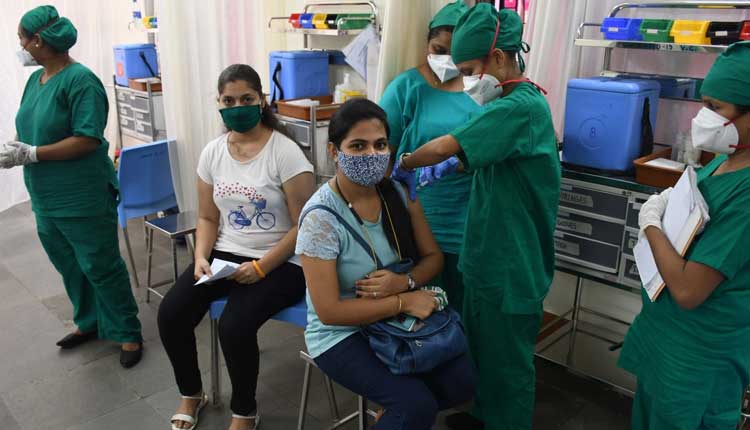 ఉద్యోగులంద‌రికీ ఉచితంగా వ్యాక్సిన్‌లు: రిల‌య‌న్స్ ఇండ‌స్ట్రీస్‌