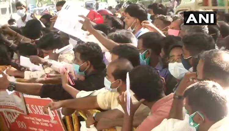 రెమ్‌డిసివిర్ కోసం క‌రోనా బాధిత కుటుంబాల‌ అవ‌స్థ‌లు..!