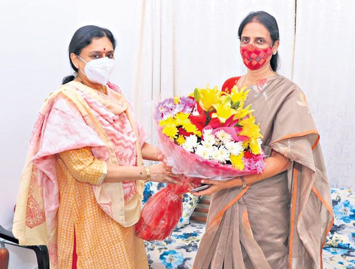 చిత్రారామచంద్రన్‌ పదవీ విరమణ