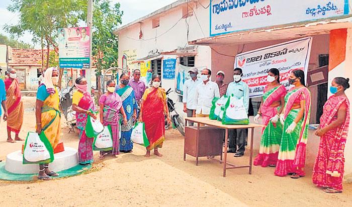 ఆకలి తీర్చుతున్న ఆత్మీయులు