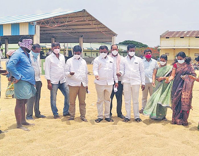 తడిసిన ధాన్యాన్ని కొనుగోలు చేస్తాం