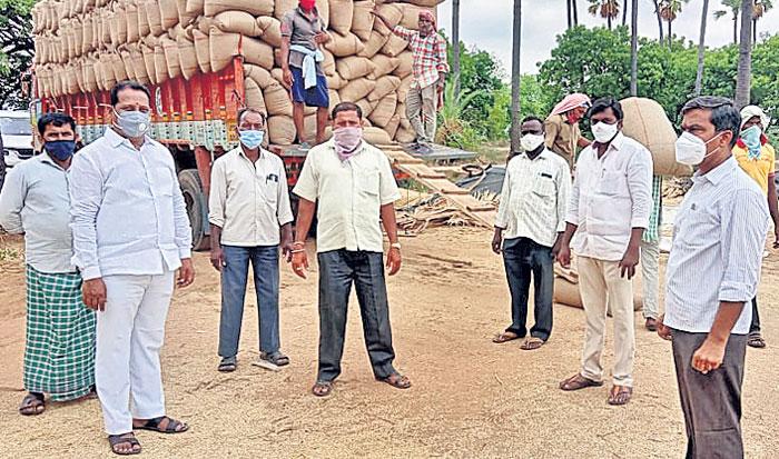 ధాన్యం కొనుగోళ్లను పరిశీలించిన అధికారులు, నాయకులు