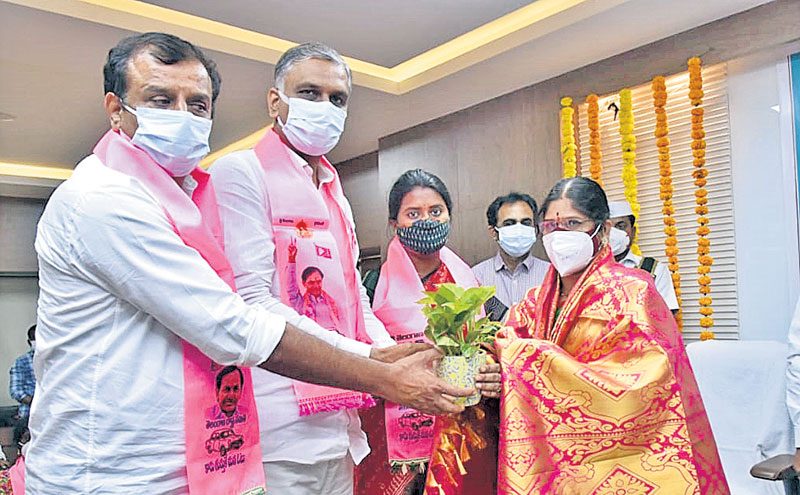 కడవేర్గు మంజులకు పట్టం