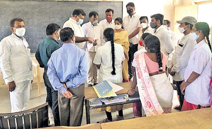 సూపర్‌ స్ప్రెడర్లకు వ్యాక్సినేషన్‌ షురూ