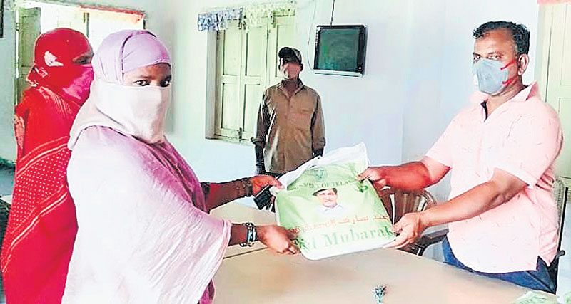 ముస్లింలకు రంజాన్‌ తోఫాల అందజేత