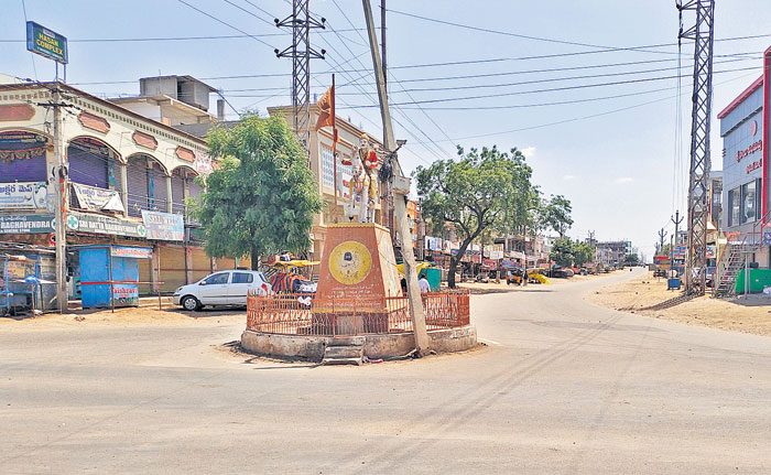 కట్టుదిట్టంగా లాక్‌డౌన్‌.. నిర్మానుష్యంగా రోడ్లు
