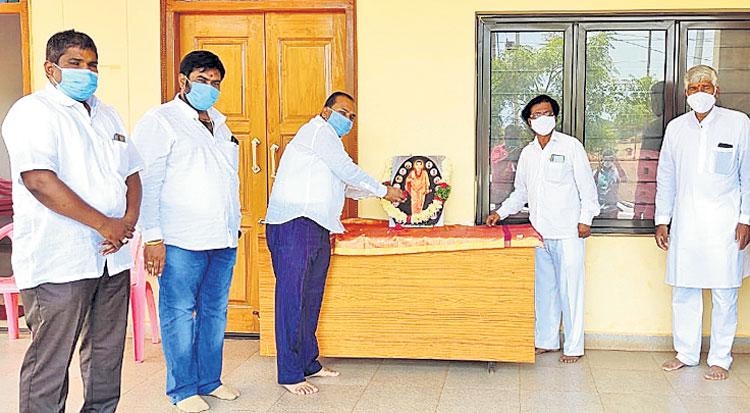 బసవేశ్వరుడిని ఆదర్శంగా తీసుకోవాలి