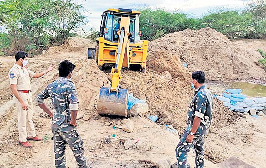 అక్రమ ఇసుక ఫిల్టర్లపై ఉక్కుపాదం