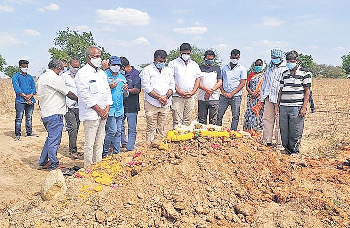లాక్‌డౌన్‌ సమయంలో అన్నదానం అభినందనీయం
