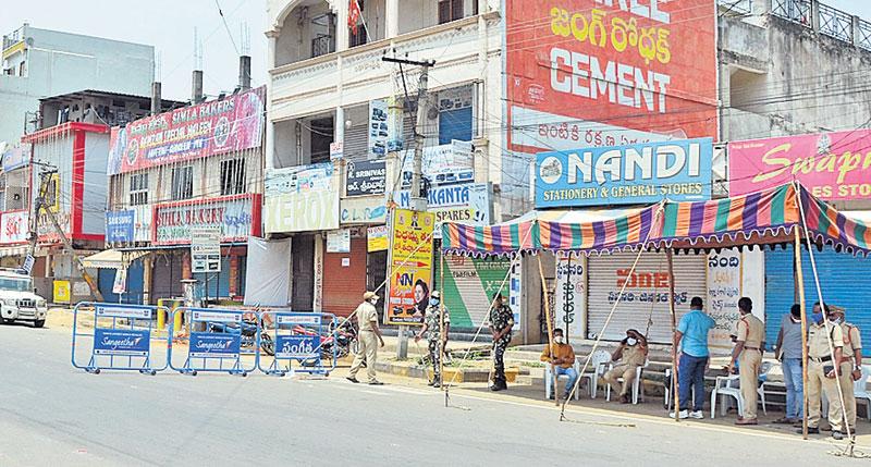 లాక్‌డౌన్‌.. నిర్మానుష్యంగా రోడ్లు