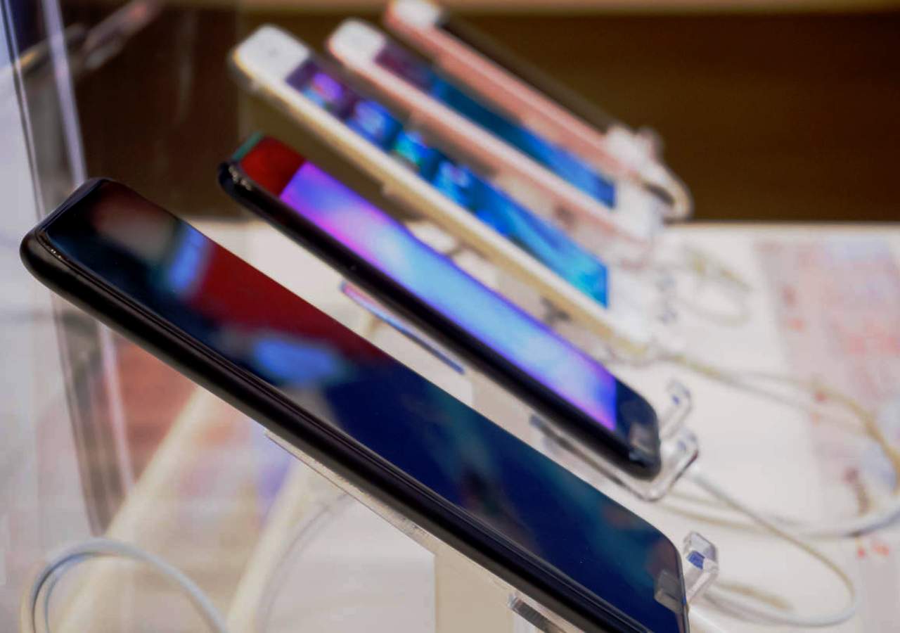 స్మార్ట్ ఫోన్ల సేల్స్‌లో రికార్డులు.. ఎంతంటే?!