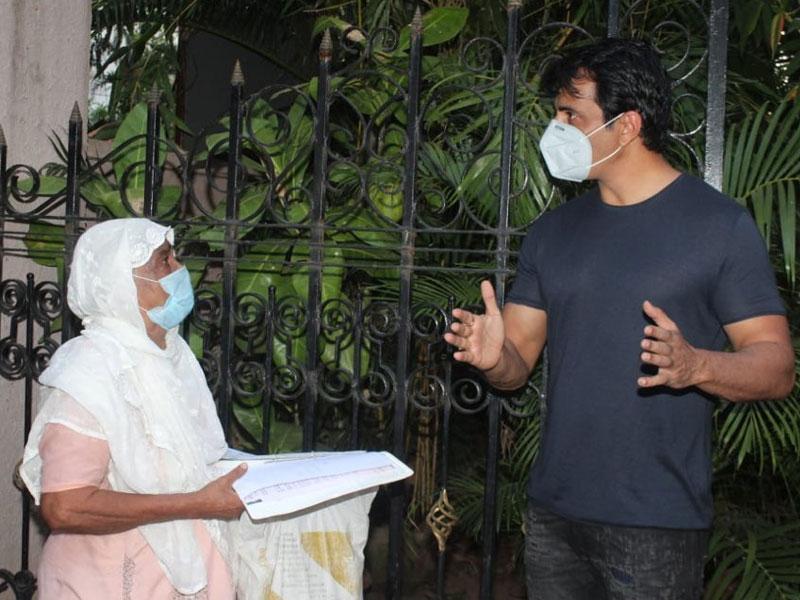 సోనూసూద్ ఇంటికి జ‌నాల తాకిడి..!