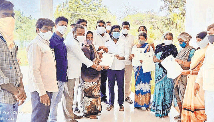 అర్హులందరికీ ఇళ్ల పట్టాలు