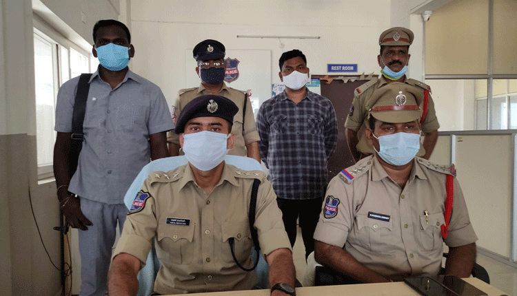 అక్కాబావకే టోకరా