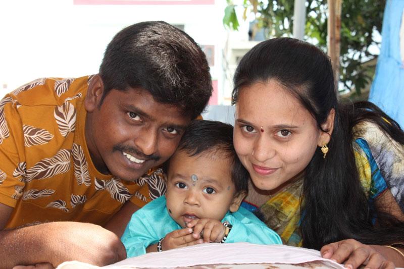 పసికందు కుటుంబానికి కేటీఆర్‌ ఆత్మీయ స్పర్శ