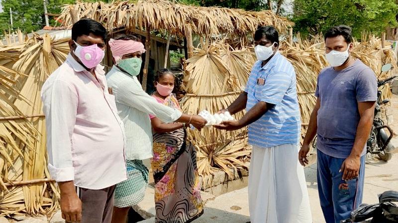 కరోనా పేషెంట్లకు నిత్యావసర సరుకులు పంపిణీ