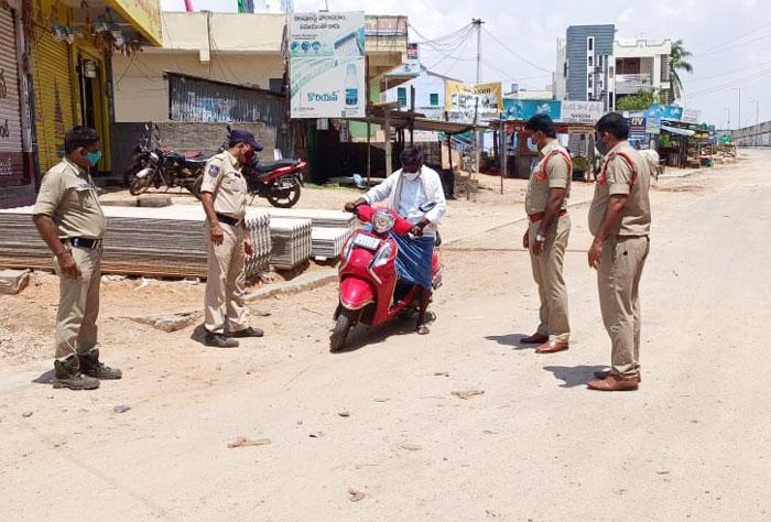 లాక్‌డౌన్‌కు సహకరించాలి : సీఐ