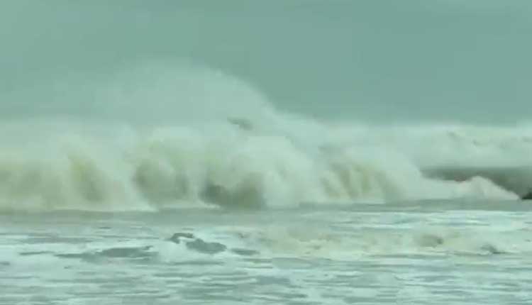 ‘యాస్’ ఎఫెక్ట్‌: పార‌దీప్ వ‌ద్ద స‌ముద్రం ఉగ్ర‌రూపం..వీడియో
