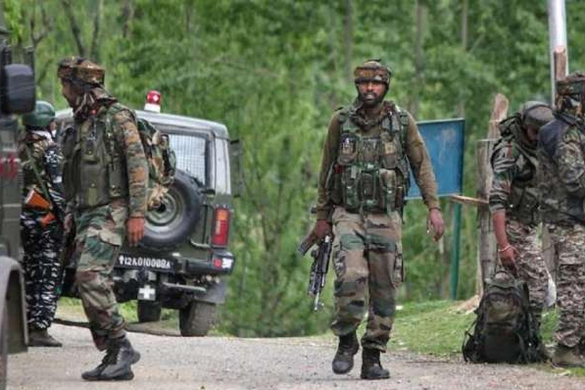 ఉగ్రస్థావరాన్ని ఛేదించిన భద్రతాదళాలు.. ఆయుధాలు స్వాధీనం