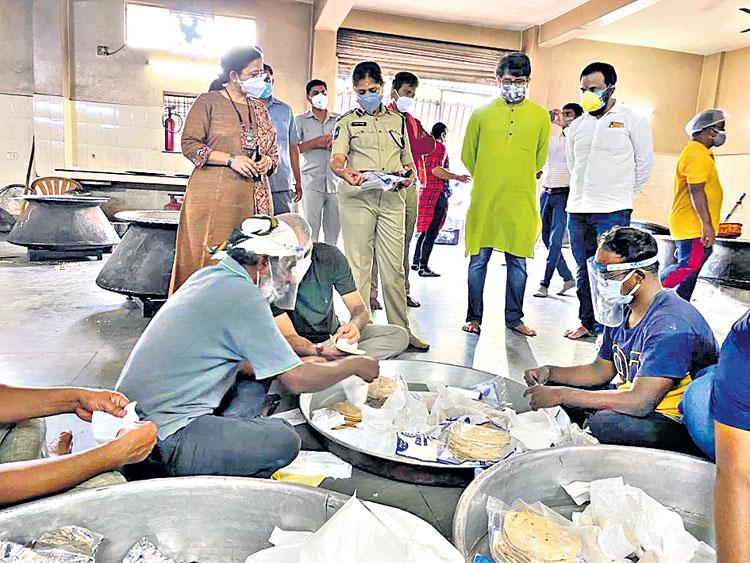 పోలీసుల ‘ఆహార్‌’ సేవ