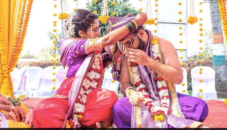 మంగ‌ళ‌సూత్రం ధ‌రించిన వ‌రుడు.. మ‌రి నెల‌స‌రి అవుతున్నాడా..?