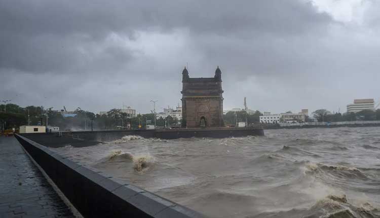 తౌటే తుఫాన్ ఎఫెక్ట్: 273 మందితో కొట్టుకుపోయిన‌ నౌక!