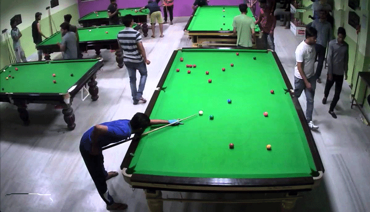 రాత్రి క‌ర్ఫ్యూ.. అయినా న‌డుస్తున్న స్నూక‌ర్‌ పార్ల‌ర్