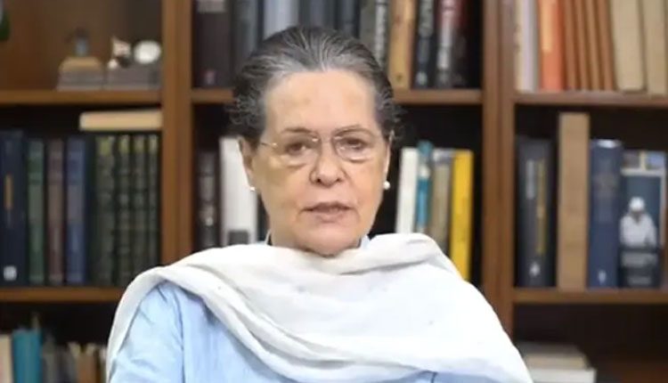 వ‌ల‌స కార్మికుల‌కు ప్ర‌తి నెల రూ. 6 వేలు జ‌మ చేయండి.. సోనియా విజ్ఞ‌ప్తి