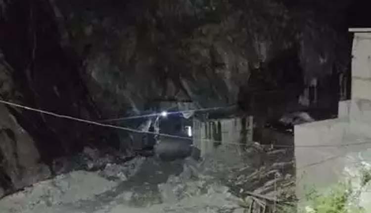 కూలిన సొరంగం.. నలుగురు కూలీలు మృతి