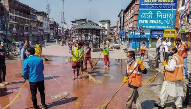 జ‌మ్ముక‌శ్మీర్‌లోని శ్రీన‌గ‌ర్ జిల్లాను రెడ్ జోన్‌గా ప్ర‌క‌ట‌న‌