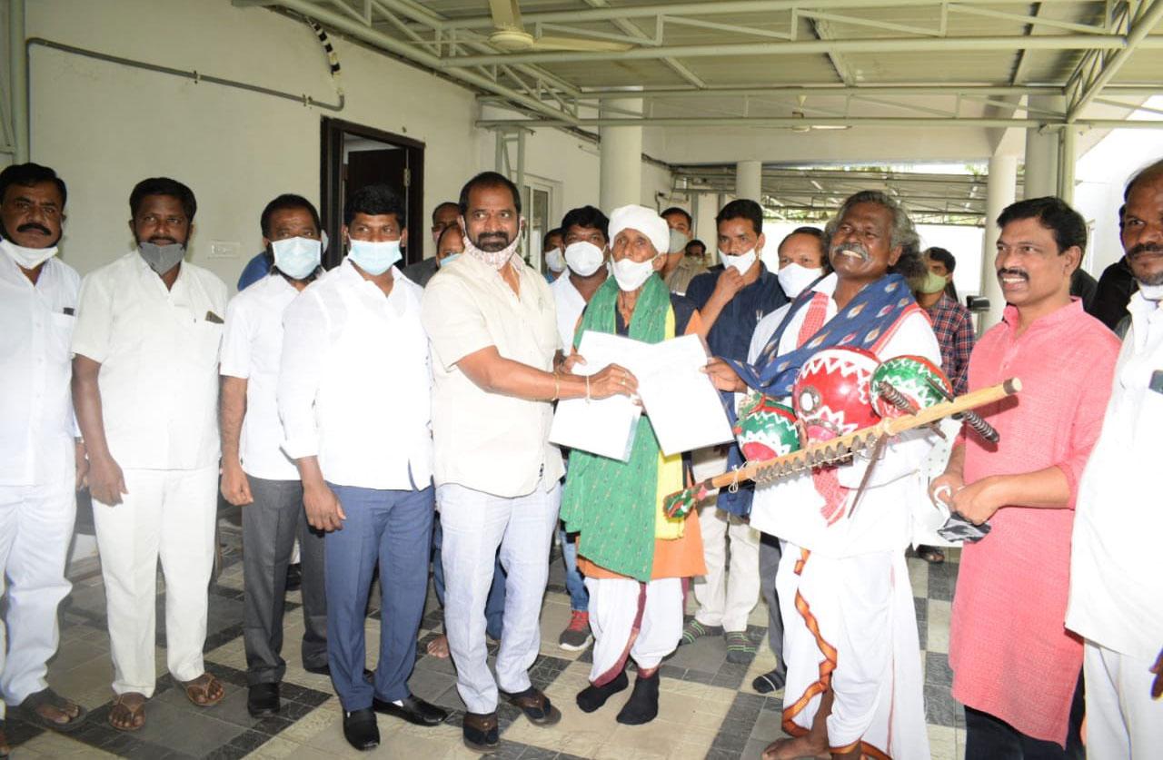 ఆ ముగ్గురు క‌ళాకారుల‌కు ప్ర‌త్యేక పెన్ష‌న్‌