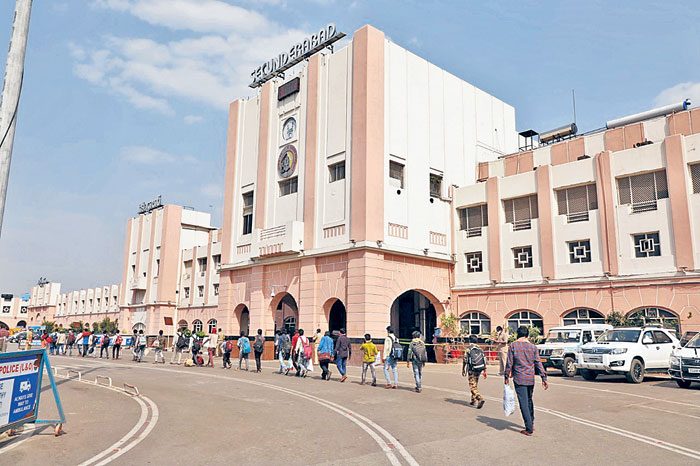 వెయిటింగ్‌ లిస్టు వారికి అనుమతి లేదు