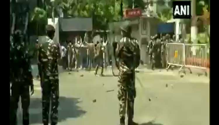 సెక్యూరిటీ సిబ్బందిపై టీఎంసీ కార్య‌క‌ర్త‌ల‌ రాళ్లదాడి.. వీడియో