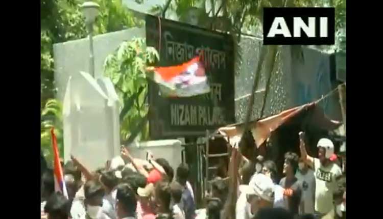 కోల్‌క‌తా సీబీఐ ఆఫీస్ ముందు టీఎంసీ ఆందోళ‌న‌