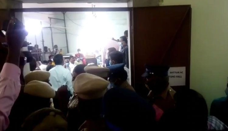 తమిళనాడు సత్తూరులో అన్నాడీఎంకే, ఏఎంఎంకే మధ్య ఘర్షణ