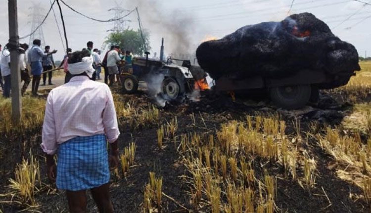 ఎండుగడ్డితో వెళ్తున్న ట్రాక్ట‌ర్ విద్యుత్ తీగ‌లు త‌గిలి ద‌గ్ధం