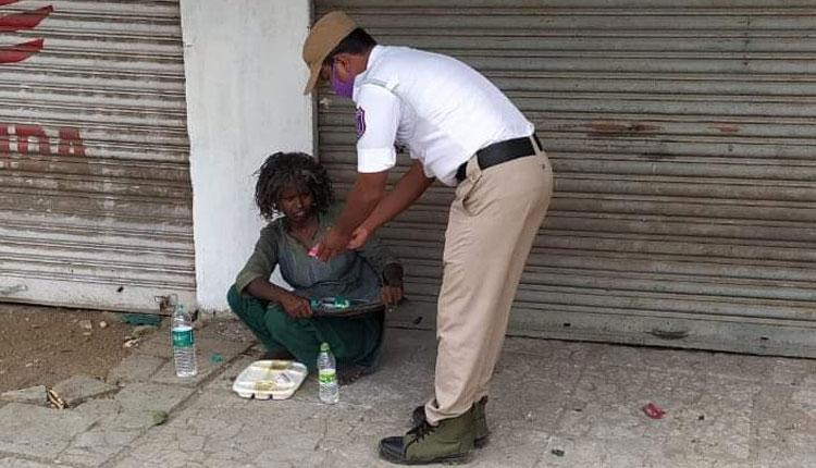 యాచ‌కురాలికి అన్నం పెట్టిన ట్రాఫిక్ హోంగార్డ్