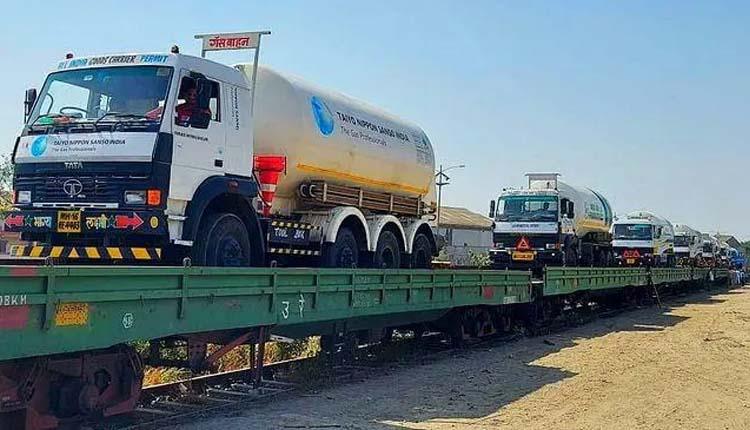 ఆక్సిజన్‌ ఎక్స్‌ప్రెస్‌ల్లో 13వేల టన్నుల ఆక్సిజన్‌ సరఫరా : రైల్వేశాఖ