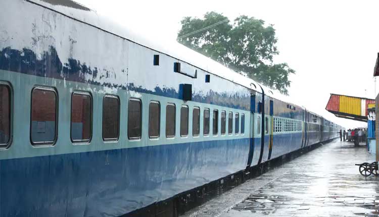 యాస్ తుఫాన్ ఎఫెక్ట్‌: 90 రైళ్లను ర‌ద్దు చేసిన ఈస్ట్‌కోస్ట్ రైల్వే