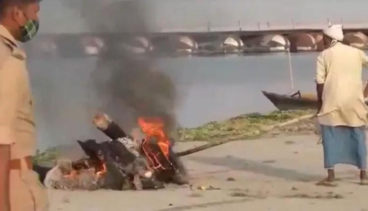 టైరు, పెట్రోల్‌తో శ‌వ‌ద‌హ‌నం.. ఐదుగురు కానిస్టేబుళ్లు స‌స్పెండ్‌