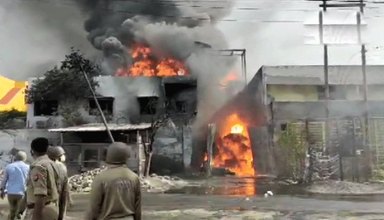 క‌ర్ట‌న్ల త‌యారీ కంపెనీలో భారీ అగ్నిప్ర‌మాదం..