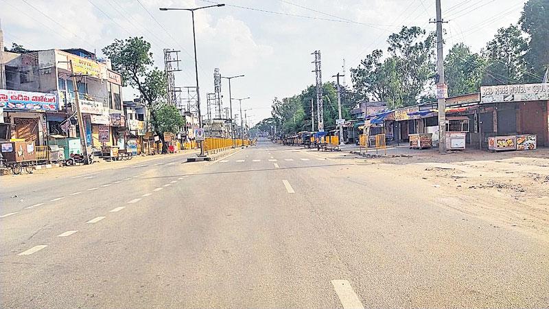 మూడో రోజూ ఇండ్లల్లోనే..