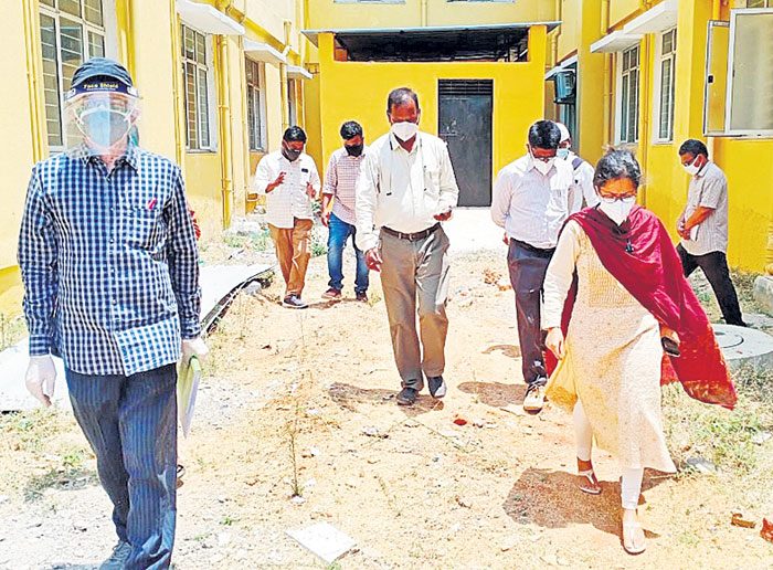 కరోనా బాధితులకు ఇబ్బందులు కలిగించొద్దు