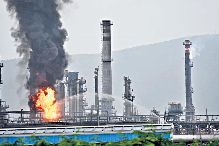 విశాఖ హెచ్‌పీసీఎల్‌లో భారీ అగ్నిప్రమాదం