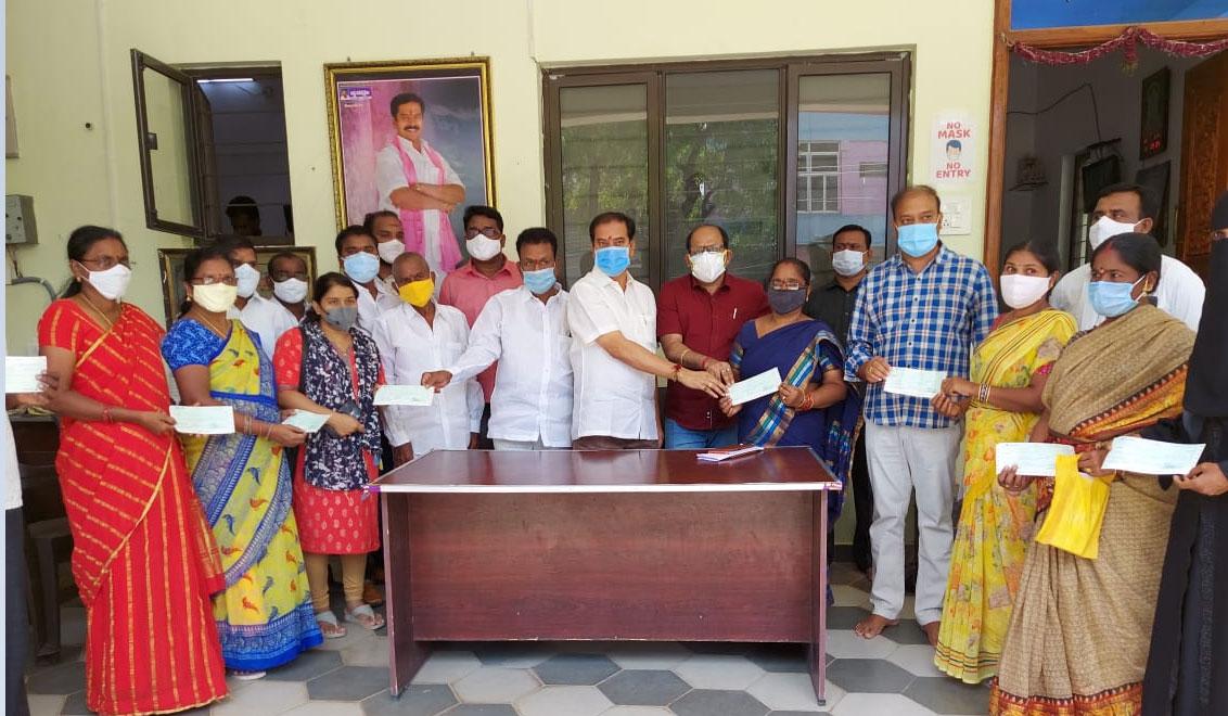 క‌ల్యాణ‌ల‌క్ష్మి చెక్కుల‌ను అందించిన ఎమ్మెల్యే విన‌య్ భాస్క‌ర్